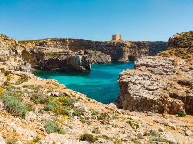 Comino adası. Kule, kayalıklar ve mavi deniz. Malta ülkesi