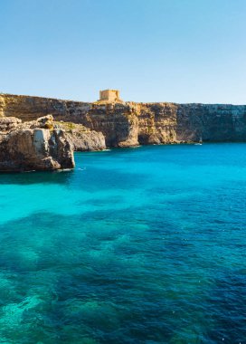 Comino adası. Kule, Kayalıklar ve mavi lagün. Malta ülkesi