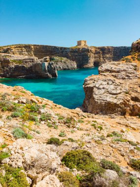 Comino adası. Kule, kayalıklar ve mavi deniz. Malta ülkesi