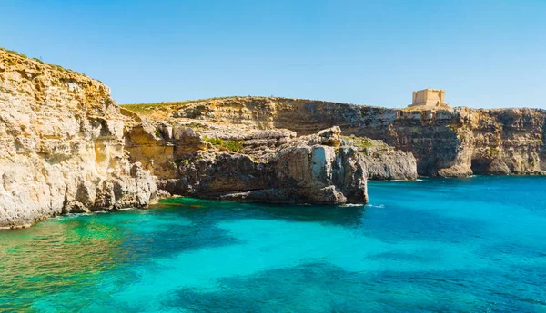 Comino adası. Kayalıklar ve mavi deniz. Malta ülkesi