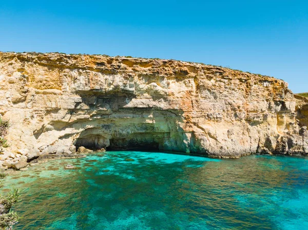 Comino adası. Kayalıklar ve mavi deniz. Malta ülkesi