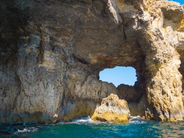 Comino adasında mağara. Kayalıklar ve mavi deniz. Malta ülkesi
