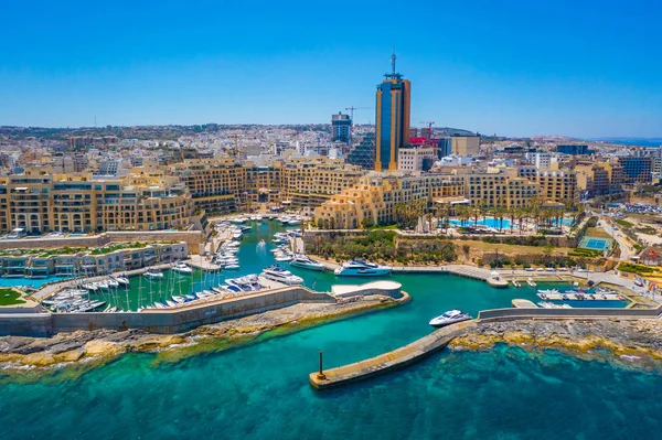 Marina Körfezi havadan görünümü, St Julians şehirde Portomaso kulesi. Malta adası