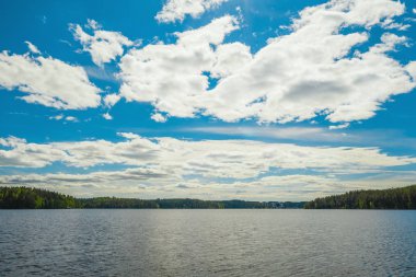 Göl, bulutlar ve gökyüzü manzarası