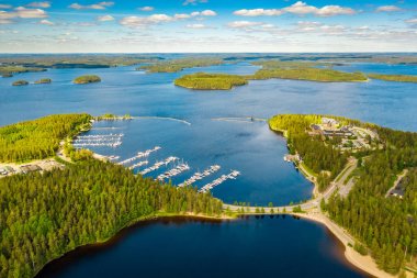 Imatra şehrinde göller ve orman havadan manzara. Imatran Kylpyla Spa. Lammassalmi Gölü. Finlandiya