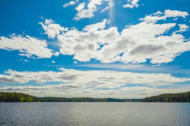 Göl, bulutlar ve gökyüzü manzarası. Finlandiya