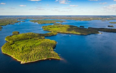 Imatra adaları, göller ve orman hava manzara. Finlandiya