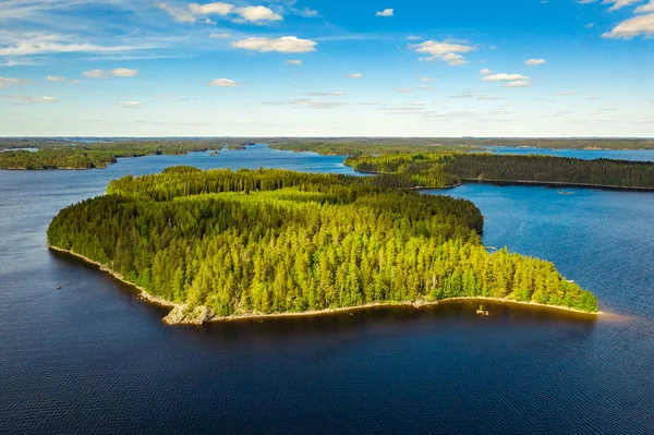 Imatra adaları, göller ve orman hava manzara. Lammassalmi Gölü. Finlandiya