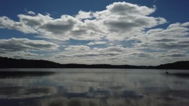 Lapso Tempo Nuvens Sobre Lago Floresta Fundo Finlândia Natureza — Vídeo de Stock