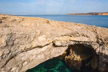 Mellieha'daki Coral Lagünü. Malta adası
