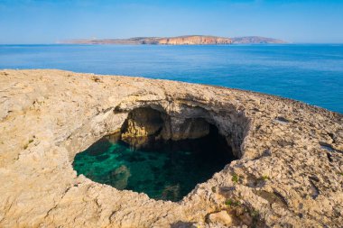 Mellieha Coral Lagoon üzerinde havadan üst görünümü. Malta adası