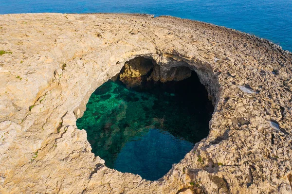 Mellieha Coral Lagoon üzerinde havadan üst görünümü. Malta 