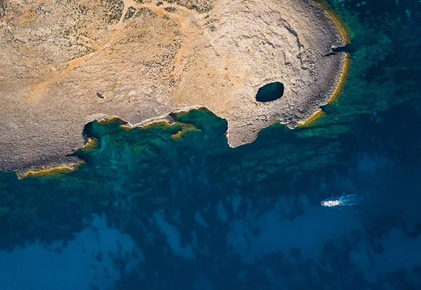 Malta adasının Mellieha Coral Lagünü. Denizde tekne. Havadan üst görünüm