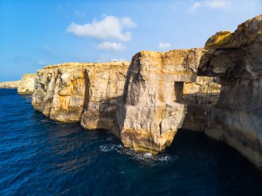 Deniz üzerinde doğal kemer havadan görünümü. Wied il-Mielah kanyonu. Gozo, Malta