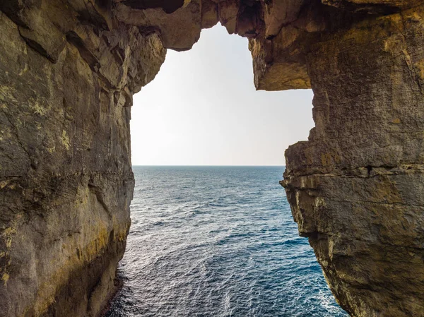 Deniz üzerinde doğal kemer. Wied il-Mielah kanyonu. Gozo, Malta