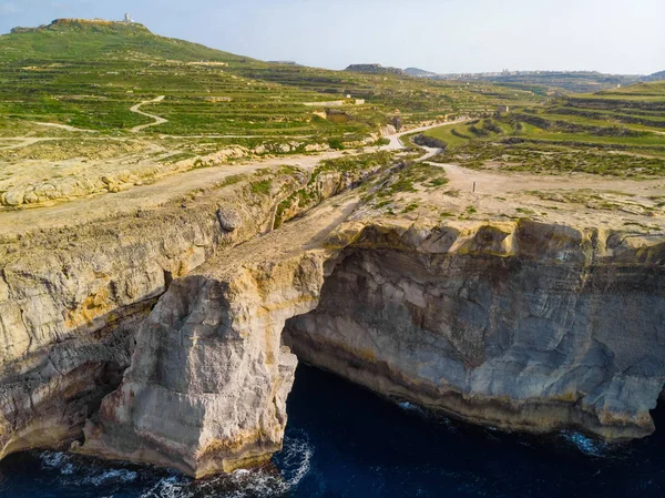 Yeşil Gozo adasının havadan görünümü. Wied il-Mielah. Doğal kemer, deniz feneri. Malta adası
