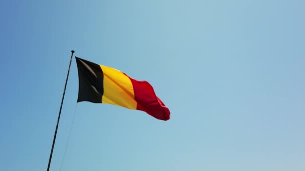Mavi Berrak Gökyüzünde Belçika Krallığı Nın Ulusal Bayrağı Siyah Sarı — Stok video
