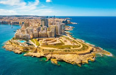 Sliema şehrindeki binaların havadan görünümü. Malta. Akdeniz. Yaz, mavi gökyüzü ve arka planda bulutlar