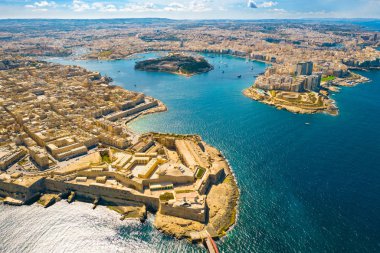 Valletta şehrinin havadan görünümü - Malta'nın başkenti. Arka planda Manoel adası. Güneşli bir gün