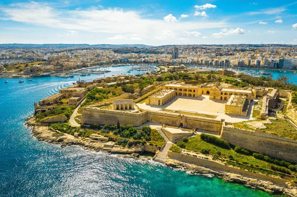 Manoel'in fort'u. Manoel adası. Güneşli gün ve mavi gökyüzü, bulutlar arka plan. Malta 