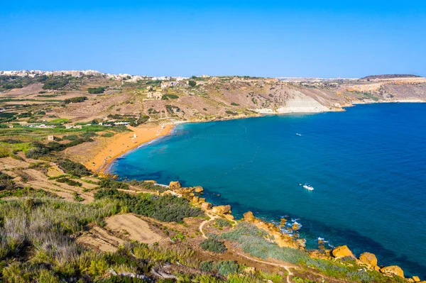 Ramla Körfezi Plajı. Gozo Adası. Tal-Mixta Mağarası'ndan havadan manzara. Malta adası