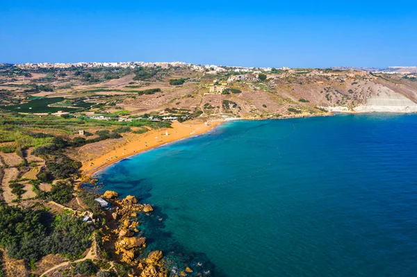 Ramla Körfezi. Gozo Adası. Tal-Mixta Mağarası'ndan havadan manzara. Malta