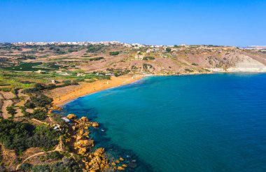 Ramla Körfezi Plajı. Gozo Adası. Tal-Mixta Mağarası'ndan havadan manzara. Malta