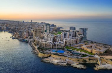 Sliema şehri. Tigne Point kompleks binasının havadan görünümü, daire. Akşam, Sunset. Malta