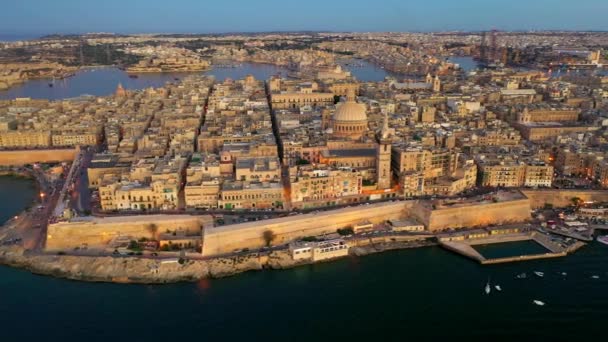 Valletta Maltas Huvudstad Flygfotografering Kamera Cirkel Flytta Solnedgång Kväll Skymning — Stockvideo