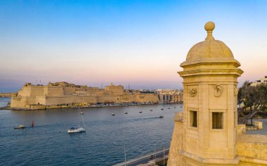 Senglea şehrindeki Gardjola Bahçeleri. Valletta, Grand Harbour ve Fort St. Angelo manzarası. Malta