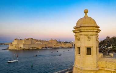 Senglea şehrindeki Gardjola Bahçeleri. Valletta manzarası, Grand Harbour Bekçi Kulesi. Malta ülkesi
