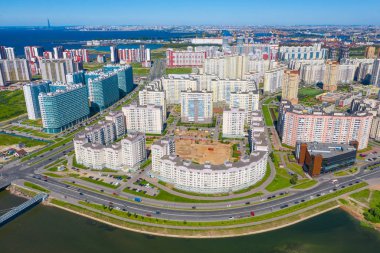 St Petersburg şehrinin güneybatısındaki binaların, dairelerin havadan görünümü. Lakhta kule merkezi arka planda. Rusya
