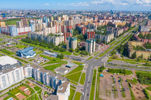 St. Petersburg 'un güneybatı tarafının havadan görüntüsü. Yaz, yol, yeni daireler, binalar. Rusya