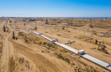 Petrol pompalarının hava manzarası. Çavdar ekmeği. Petrol endüstrisi ekipmanları. Petrol ham maddesi için enerji makinası. Gün ışığı, sabah, mavi gökyüzü. Usa