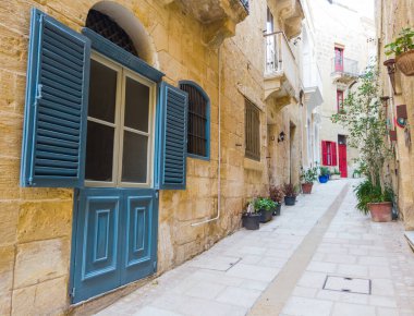Tipik Malta caddesi. Mavi pencere, kırmızı kapı. Malta