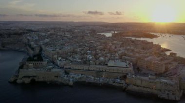Gün batımında Valletta 'nın hava manzarası. Malta adası