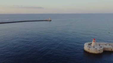 Valletta Grand Limanı 'nın deniz girişi, deniz feneri. Gün batımı. Malta adası