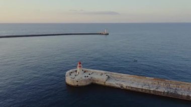 Valletta Grand Limanı 'nın deniz girişi, deniz feneri. Gün batımı. Malta 