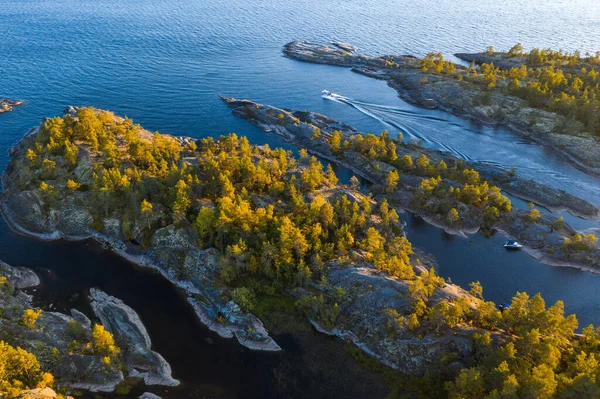Ladoga skerries 'in hava görüntüsü. Karelia Cumhuriyeti 'ndeki Ladoga Gölü. Rusya