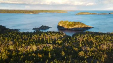 Ladoga Skerries Ulusal Parkı 'nın havadan görünüşü. Adalar. Günbatımı, sonbahar. Karelia Cumhuriyeti 'ndeki Ladoga Gölü. Rusya 