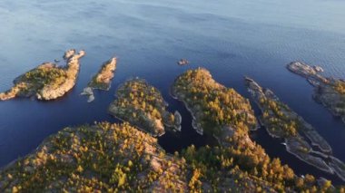 Ladoga Skerries Ulusal Parkı 'nın havadan görünüşü. Adalar. Günbatımı, sonbahar. Karelia Cumhuriyeti. Rusya 