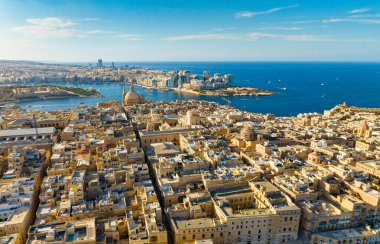 Valletta şehrinin insansız hava aracı manzarası - Malta adasının başkenti