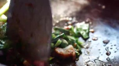 Fesleğen soslu tavada kızartılmış domuz eti sıcak bir tavada bırakır. 