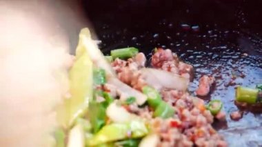 Fesleğen soslu tavada kızartılmış domuz eti sıcak bir tavada bırakır. 