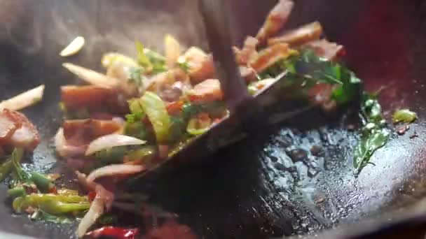 フライパンでカリカリ豚肉を炒め — ストック動画
