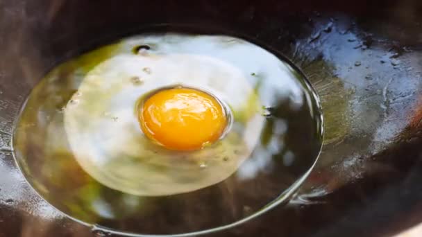  Faire frire les œufs dans la poêle .  