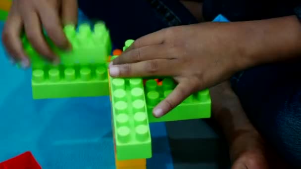 Les garçons relient les blocs dans la maison .