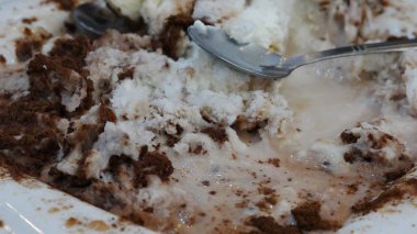 Çikolatalı dondurma ve kaşık