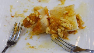 Süslü domuz eti ekmek ile şekerli yoğunlaştırılmış süt döktü