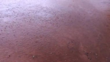 Yağmur düşüyor yere